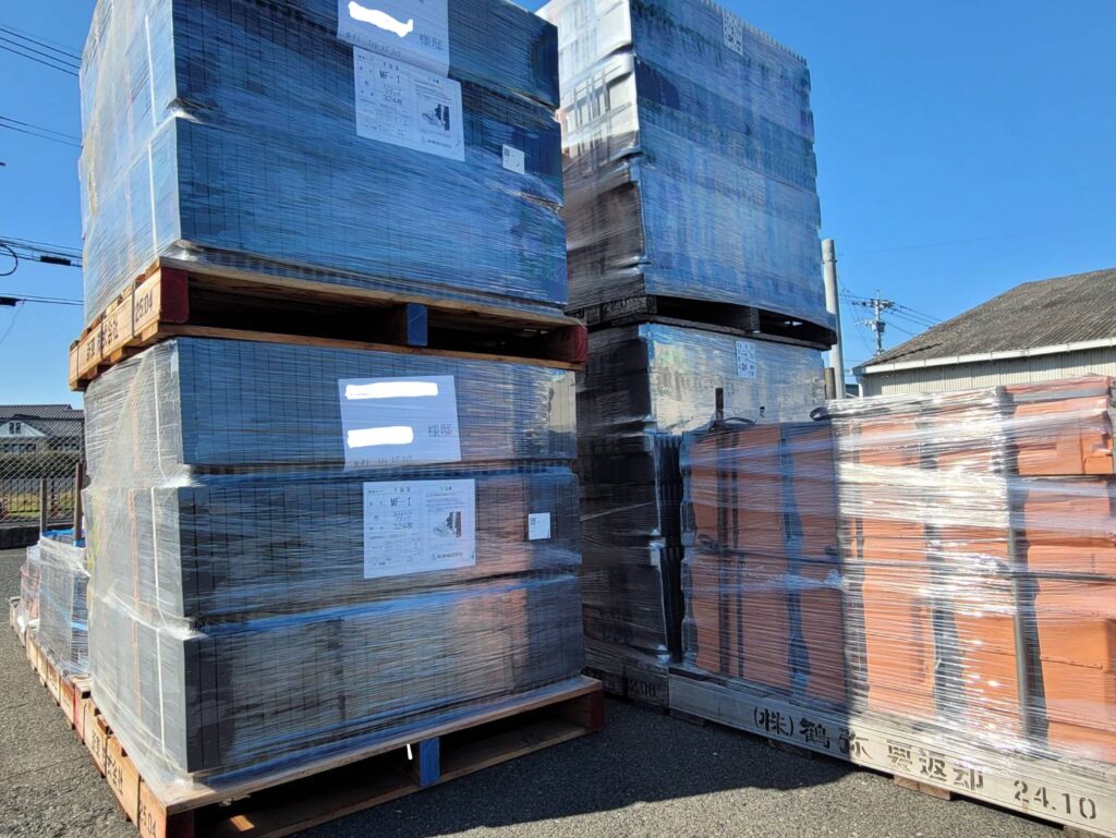 出荷待ちの瓦