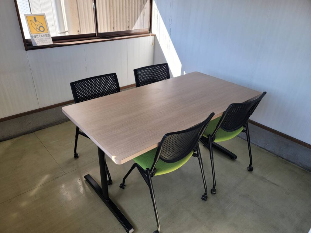 ミーティングルームの机