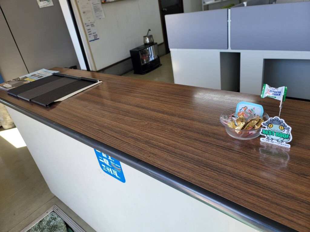 玄関入ってすぐのカウンター